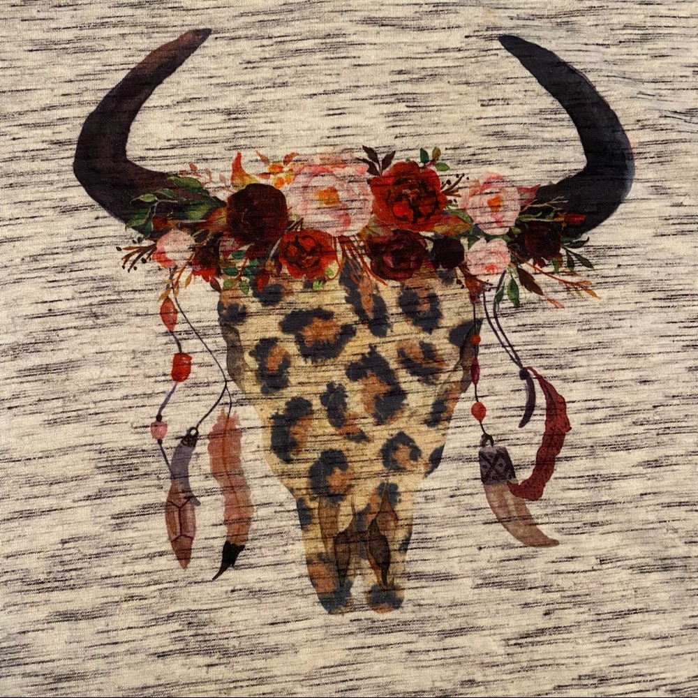 Bison Head/Cow Head with Flowers and Leopard Print V neck Tee Size Large